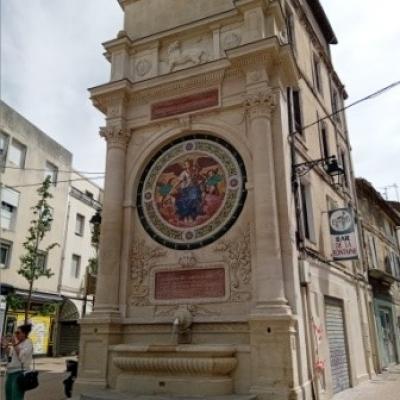 Arles superbe fontaine